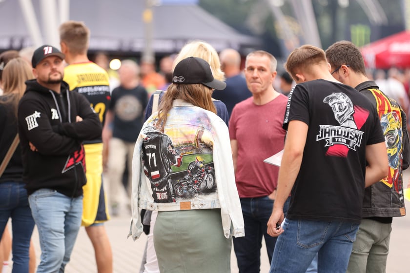Żużel na Olimpijskim. Na zdjęciu kibice