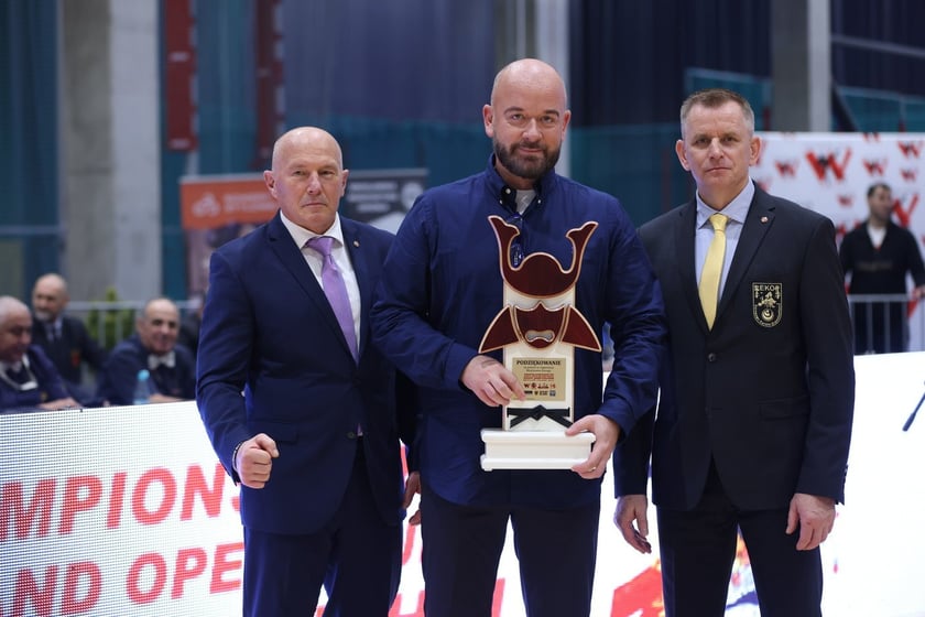 Mistrzostwa Europy w karate we Wrocławiu. W środku prezydent Wrocławia Jacek Sutryk