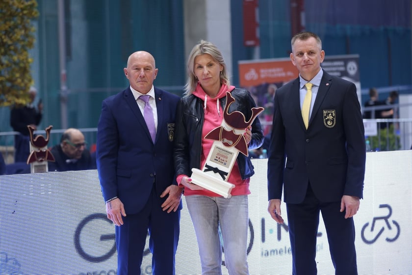 Mistrzostwa Europy w karate we Wrocławiu. W środku wiceprezydent Wrocławia Renata Granowska
