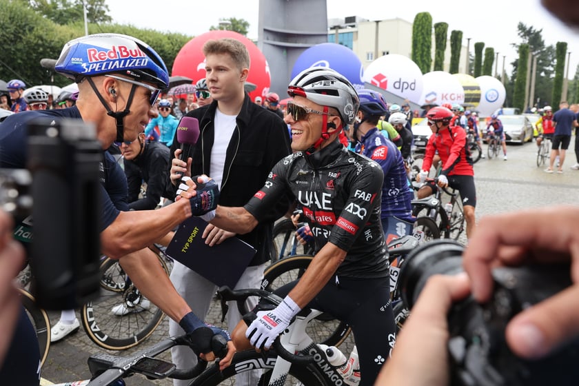 Zawodnicy i kibice na starcie 82. Tour de Pologne przy Hali Stulecia