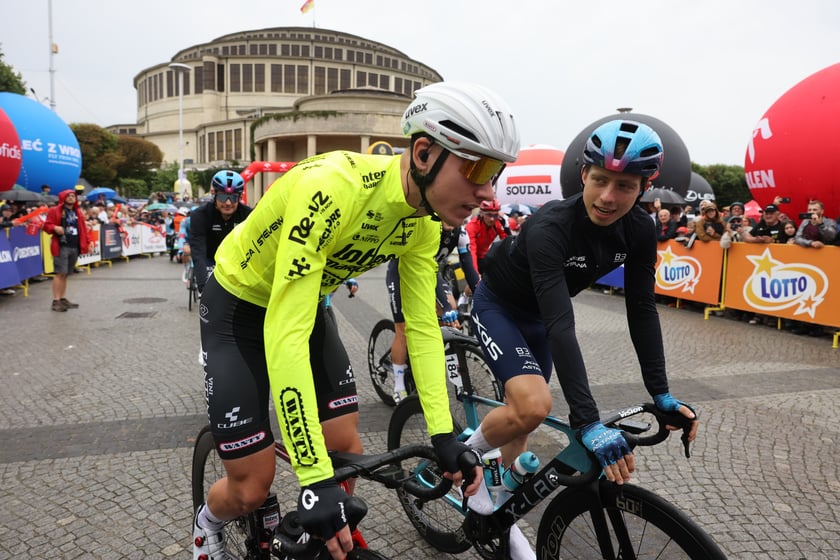 Zawodnicy i kibice na starcie 82. Tour de Pologne przy Hali Stulecia