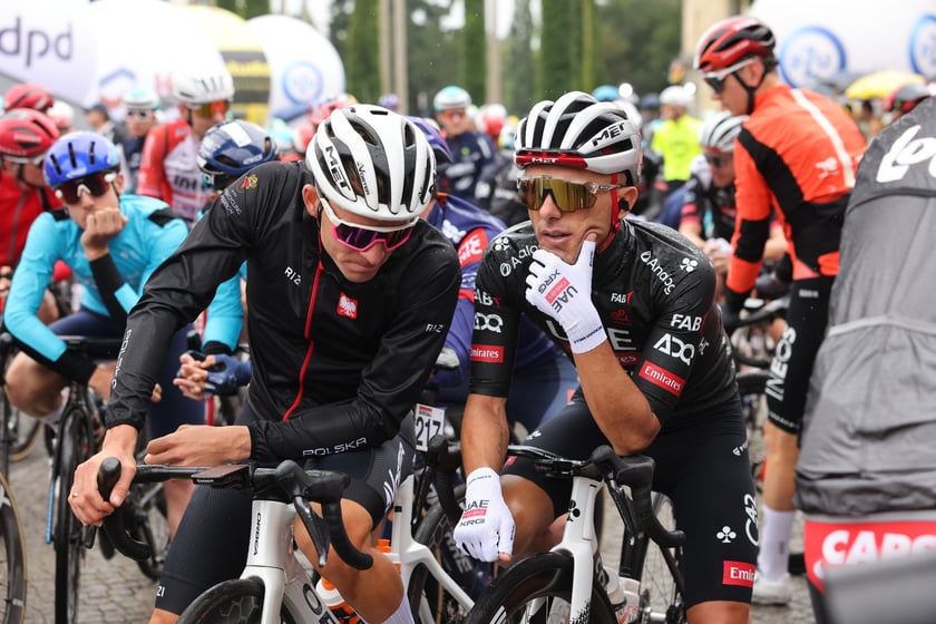 Zawodnicy i kibice na starcie 82. Tour de Pologne przy Hali Stulecia