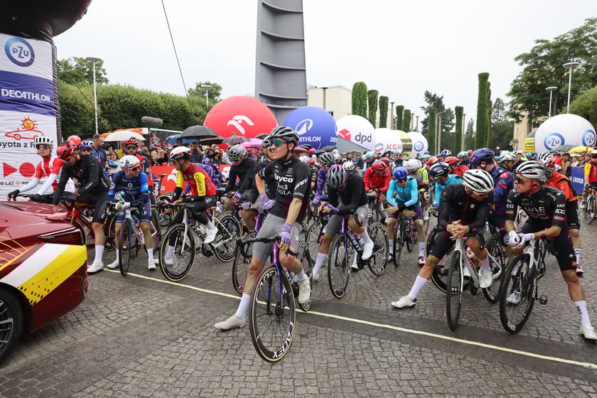 Zawodnicy i kibice na starcie 82. Tour de Pologne przy Hali Stulecia