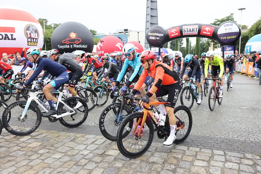 Zawodnicy i kibice na starcie 82. Tour de Pologne przy Hali Stulecia