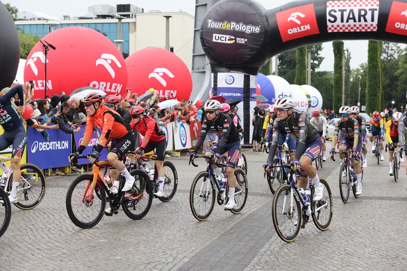 Zawodnicy i kibice na starcie 82. Tour de Pologne przy Hali Stulecia