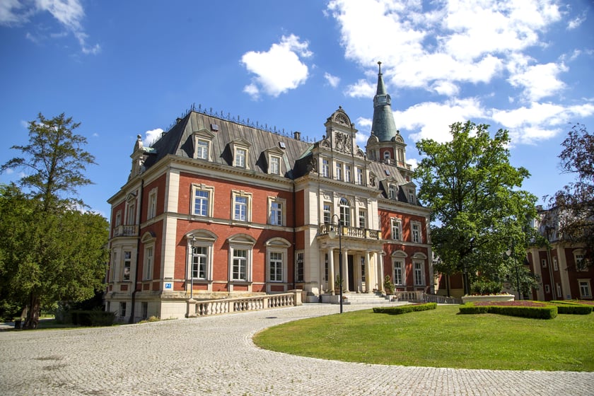 Pałac Pawłowice
Pałac Pawłowice Uniwersytetu Przyrodniczego we Wrocławiu to malownicze miejsce. W tym dziewiętnastowiecznym pałacu, położonym na terenie parku z oczkiem wodnym odbywają się szkolenia, konferencje i imprezy okolicznościowe. Znajduje się w nim także hotel. To idealne miejsce, aby uciec od zgiełku miasta.

Adres: ul. Pawłowicka 87/89
