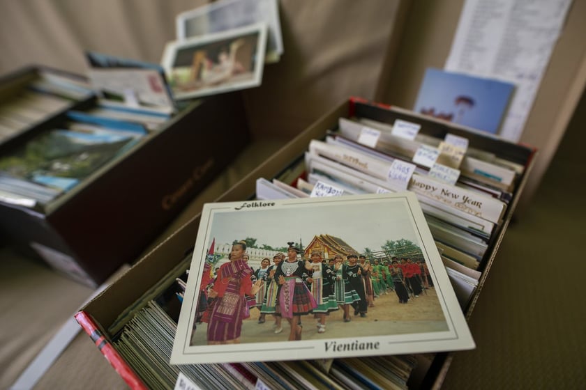 kolekcjoner pocztówek Stanisław Chmura z Wrocławia. W imponującej kolekcji ma ponad tysiąc wrocławskich widokówek
