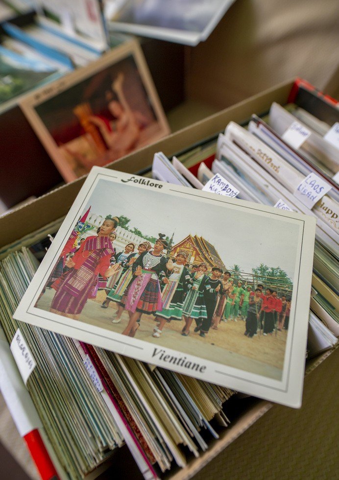 kolekcjoner pocztówek Stanisław Chmura z Wrocławia. W imponującej kolekcji ma ponad tysiąc wrocławskich widokówek