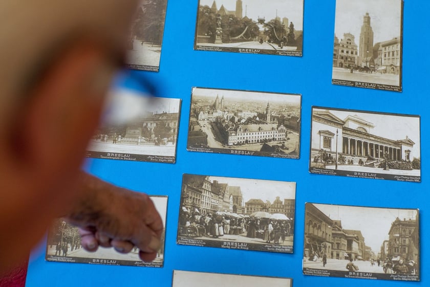kolekcjoner pocztówek Stanisław Chmura z Wrocławia. W imponującej kolekcji ma ponad tysiąc wrocławskich widokówek