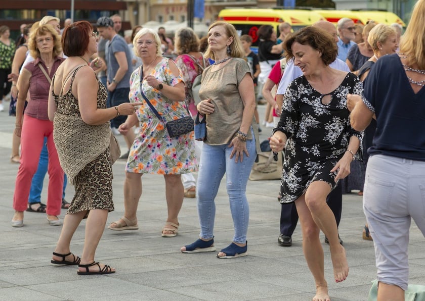 Wrocławska Potańcówka: wrocławianie tanecznie pożegnali wakacje na pl. Wolności [28.08.2022]