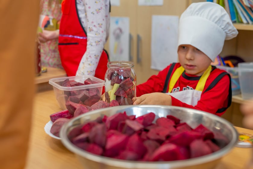 Na zdjęciu: przedszkolaki podczas zajęć fermentowania