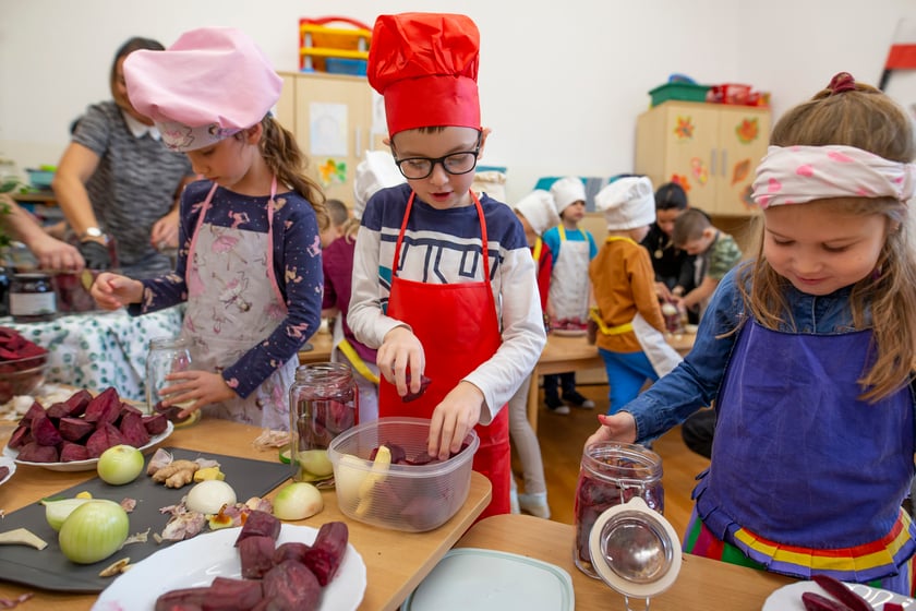 Na zdjęciu: przedszkolaki podczas zajęć fermentowania