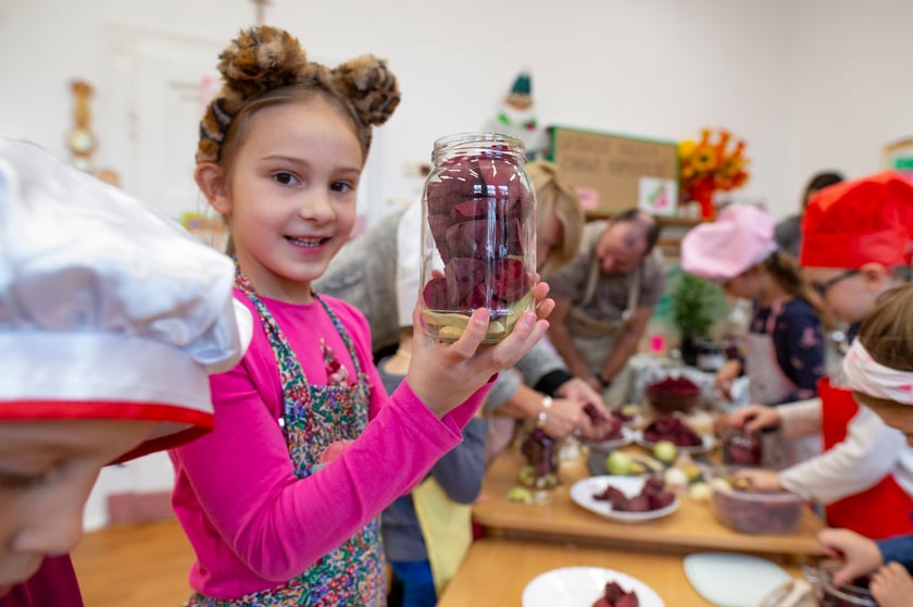 Na zdjęciu: przedszkolaki podczas zajęć fermentowania