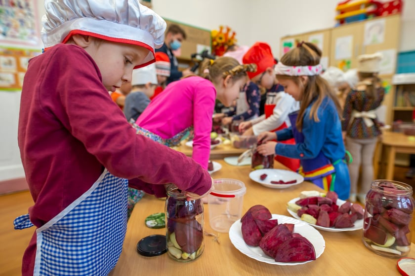 Na zdjęciu: przedszkolaki podczas zajęć fermentowania