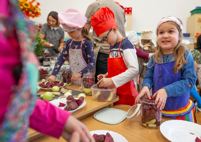 Na zdjęciu: przedszkolaki podczas zajęć fermentowania