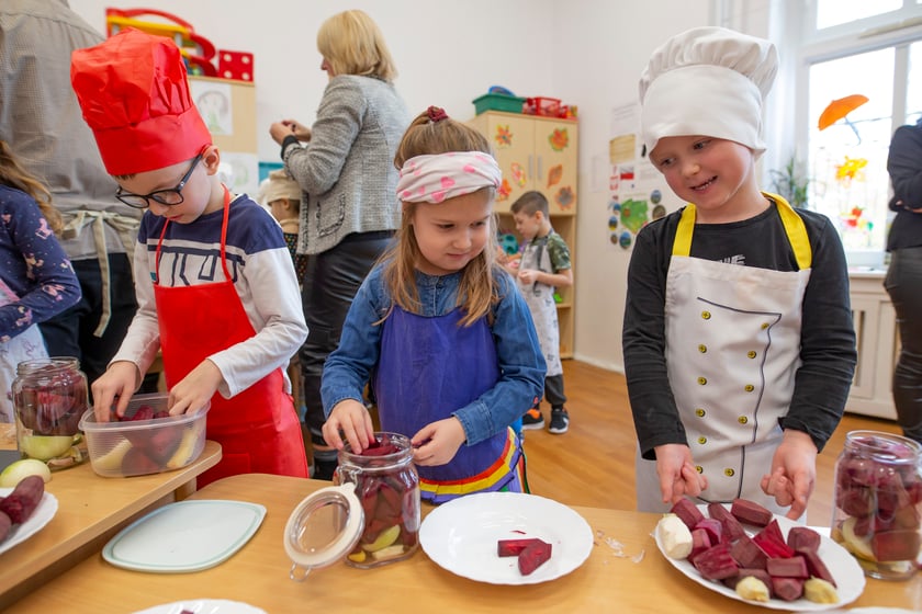 Na zdjęciu: przedszkolaki podczas zajęć fermentowania