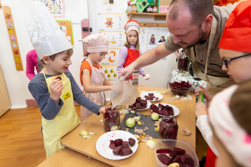 Na zdjęciu: przedszkolaki podczas zajęć fermentowania