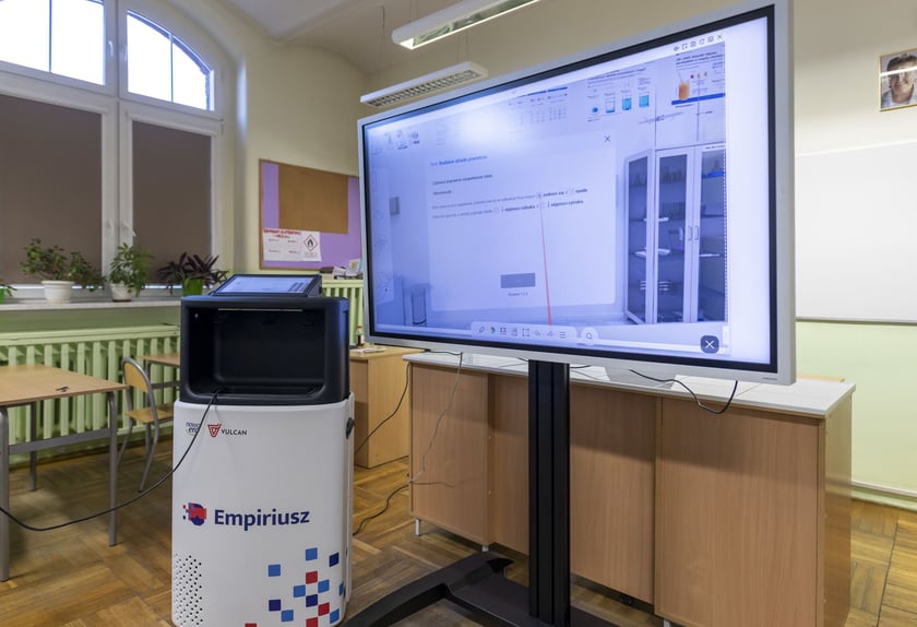 Lekcja chemii w Szkole Podstawowej nr 1 im. Marii Dąbrowskiej we Wrocławiu