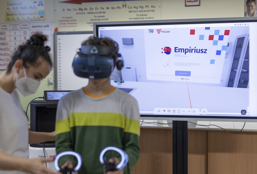 Lekcja chemii w Szkole Podstawowej nr 1 im. Marii Dąbrowskiej we Wrocławiu