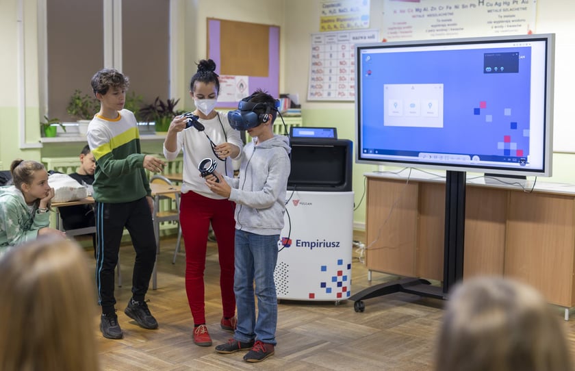 Lekcja chemii w Szkole Podstawowej nr 1 im. Marii Dąbrowskiej we Wrocławiu