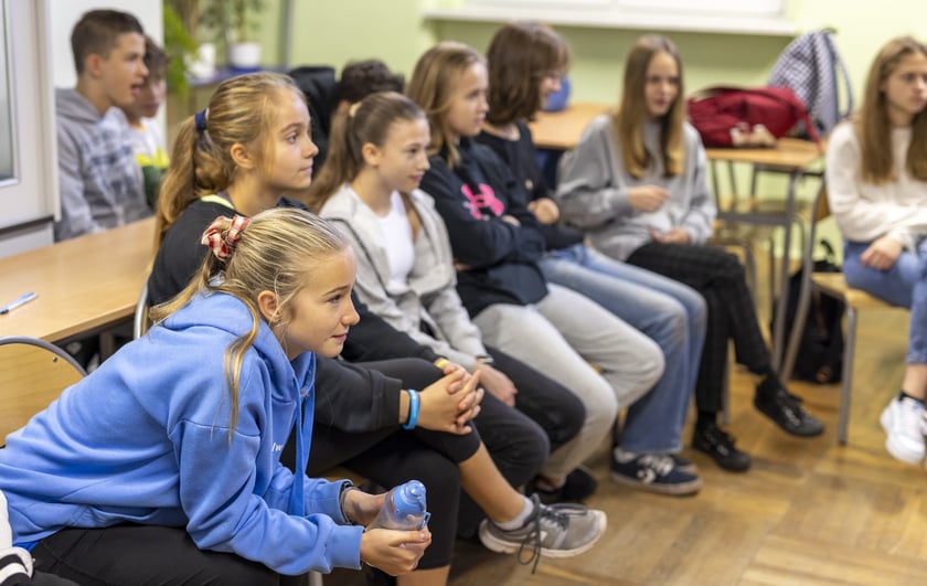 Lekcja chemii w Szkole Podstawowej nr 1 im. Marii Dąbrowskiej we Wrocławiu