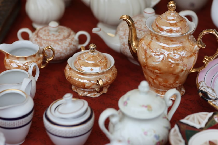 Na zdjęciach widać rzeczy, które można kupić na targu staroci koło Hali Stulecia  we Wrocławiu