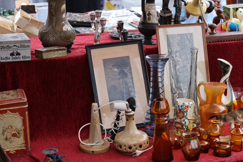 Na zdjęciach widać rzeczy, które można kupić na targu staroci koło Hali Stulecia  we Wrocławiu