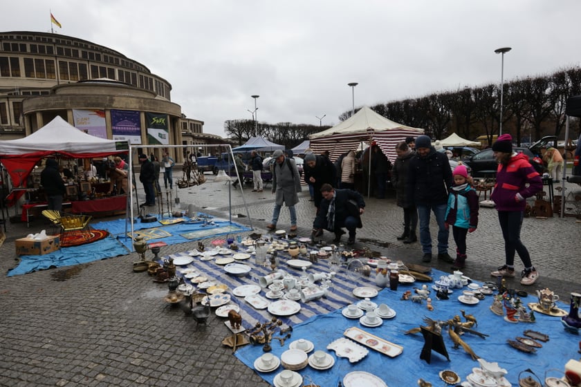 Na zdjęciach widać rzeczy, które można kupić na targu staroci koło Hali Stulecia  we Wrocławiu