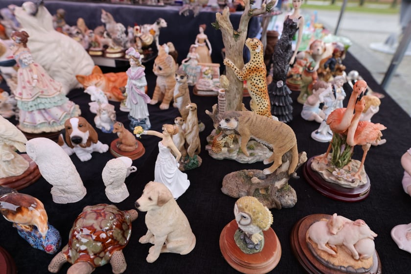 Na zdjęciach widać rzeczy, które można kupić na targu staroci koło Hali Stulecia  we Wrocławiu