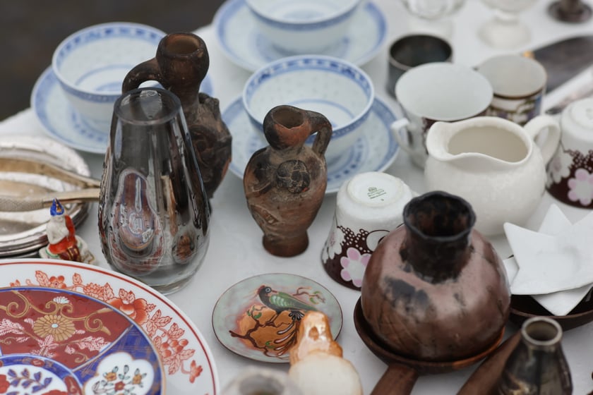 Na zdjęciach widać rzeczy, które można kupić na targu staroci koło Hali Stulecia  we Wrocławiu