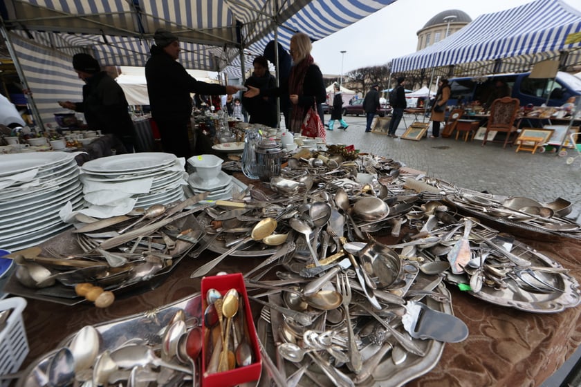 Na zdjęciach widać rzeczy, które można kupić na targu staroci koło Hali Stulecia  we Wrocławiu