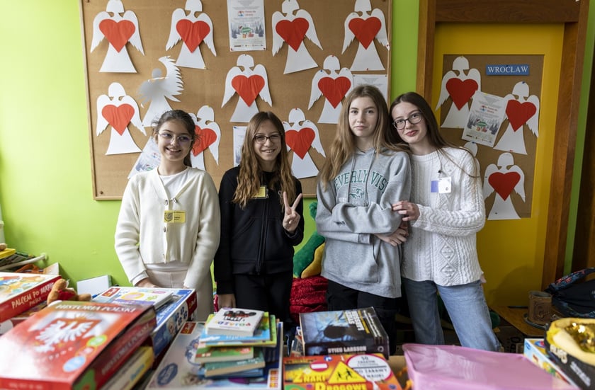 Uczniowie i nauczyciele ze Szkoły Podstawowej nr 17 przy ul. Wieczystej uczestniczą w akcji charytatywnej ?Pomoc dla Ukrainy?.