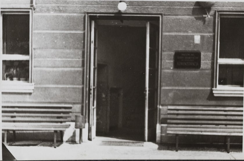 Zdjęcie z albumu przygotowanego przez wielbicielki Igora Przegrodzkiego. Wejście do Teatru Polskiego