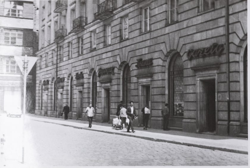 Zdjęcie z albumu przygotowanego przez wielbicielki Igora Przegrodzkiego. Salonik prasowy przy pl. Kościuszki