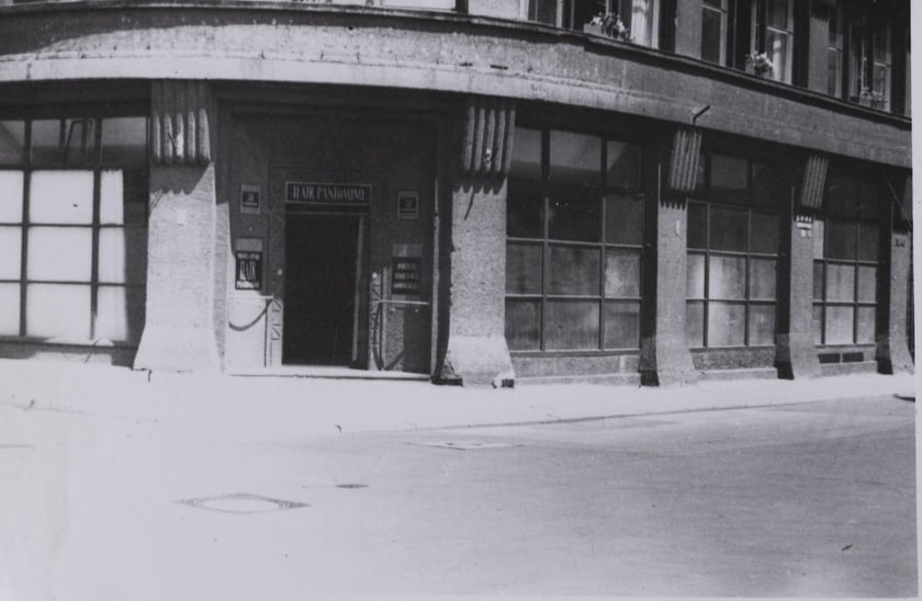 Zdjęcie z albumu przygotowanego przez wielbicielki Igora Przegrodzkiego. Wejście budynku przy Ofiar Oświęcimskich