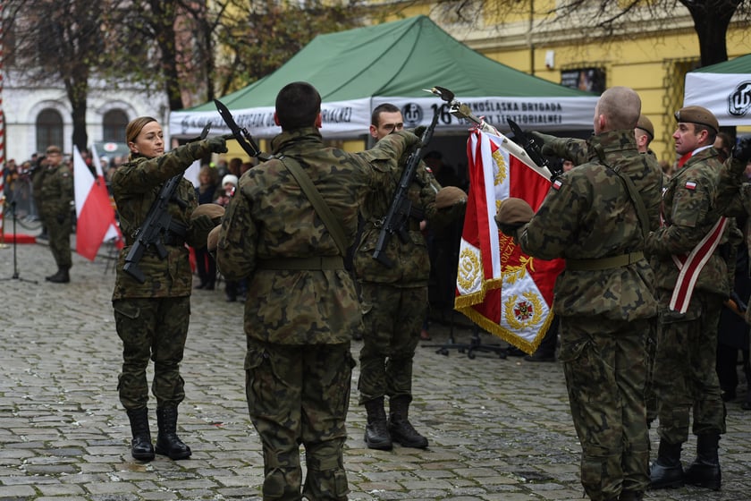 Na zdjęciu 80 nowych żołnierzy Wojsk Obrony Terytorialnej z Dolnego Śląska. W sobotę złożyli uroczystą przysięgę w Świdnicy