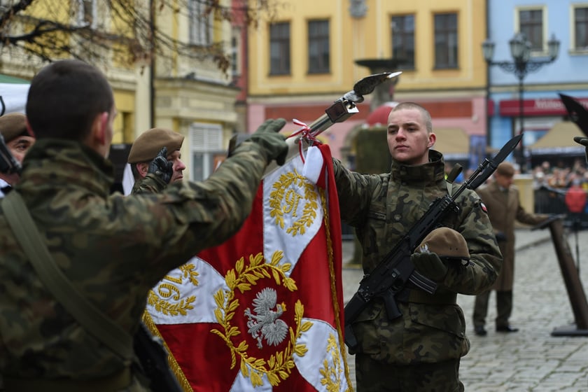 Na zdjęciu 80 nowych żołnierzy Wojsk Obrony Terytorialnej z Dolnego Śląska. W sobotę złożyli uroczystą przysięgę w Świdnicy