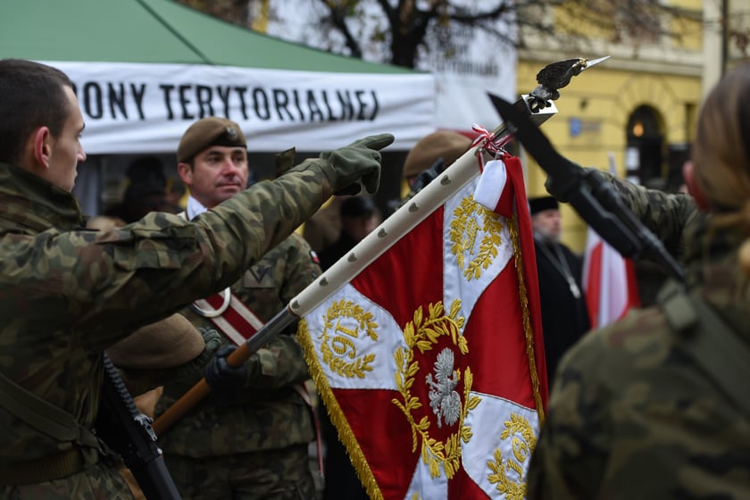 Na zdjęciu 80 nowych żołnierzy Wojsk Obrony Terytorialnej z Dolnego Śląska. W sobotę złożyli uroczystą przysięgę w Świdnicy