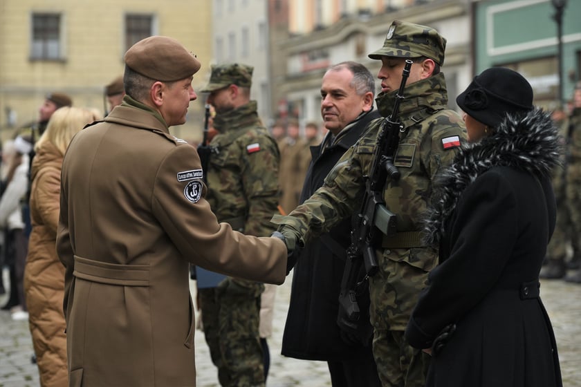 Na zdjęciu 80 nowych żołnierzy Wojsk Obrony Terytorialnej z Dolnego Śląska. W sobotę złożyli uroczystą przysięgę w Świdnicy