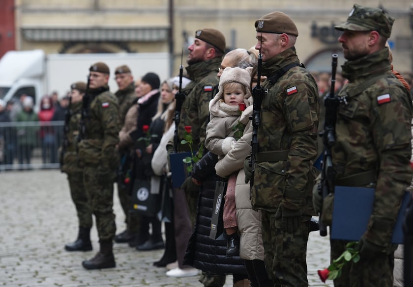 Na zdjęciu 80 nowych żołnierzy Wojsk Obrony Terytorialnej z Dolnego Śląska. W sobotę złożyli uroczystą przysięgę w Świdnicy