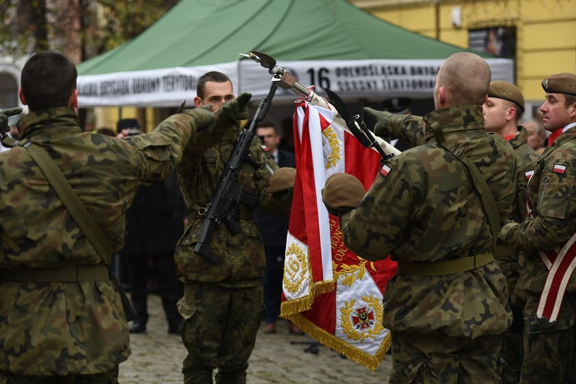 Na zdjęciu 80 nowych żołnierzy Wojsk Obrony Terytorialnej z Dolnego Śląska. W sobotę złożyli uroczystą przysięgę w Świdnicy