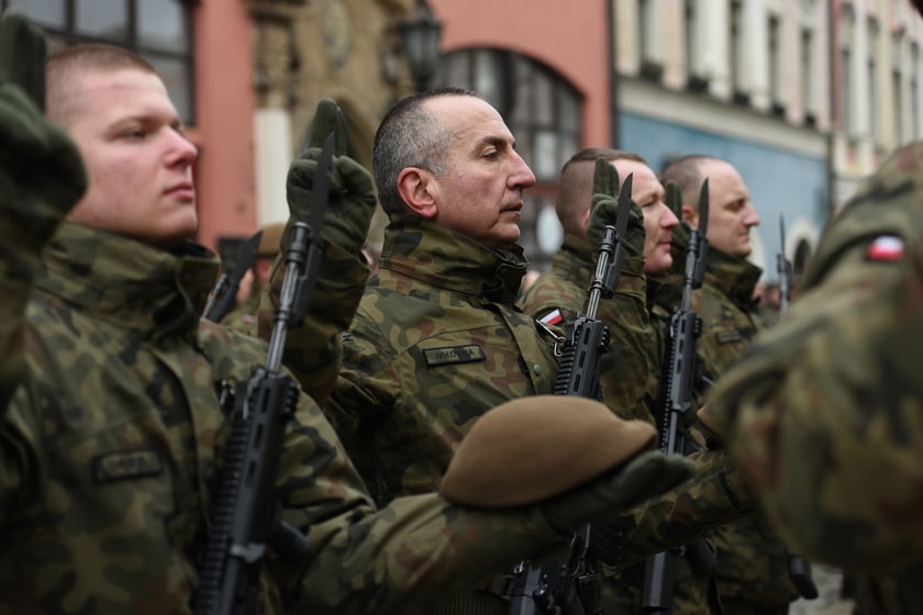 Na zdjęciu 80 nowych żołnierzy Wojsk Obrony Terytorialnej z Dolnego Śląska. W sobotę złożyli uroczystą przysięgę w Świdnicy