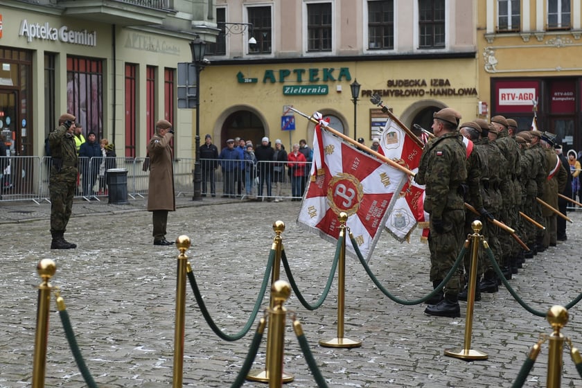 Na zdjęciu 80 nowych żołnierzy Wojsk Obrony Terytorialnej z Dolnego Śląska. W sobotę złożyli uroczystą przysięgę w Świdnicy