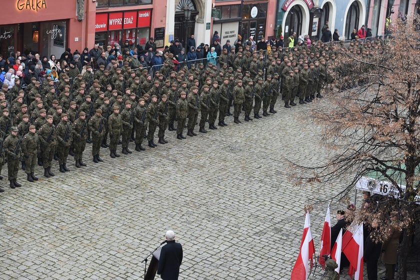 Na zdjęciu 80 nowych żołnierzy Wojsk Obrony Terytorialnej z Dolnego Śląska. W sobotę złożyli uroczystą przysięgę w Świdnicy