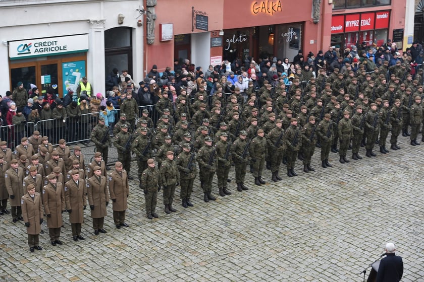 Na zdjęciu 80 nowych żołnierzy Wojsk Obrony Terytorialnej z Dolnego Śląska. W sobotę złożyli uroczystą przysięgę w Świdnicy