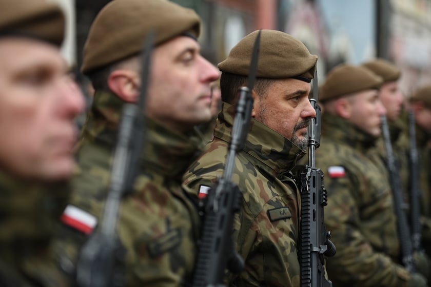 Na zdjęciu 80 nowych żołnierzy Wojsk Obrony Terytorialnej z Dolnego Śląska. W sobotę złożyli uroczystą przysięgę w Świdnicy