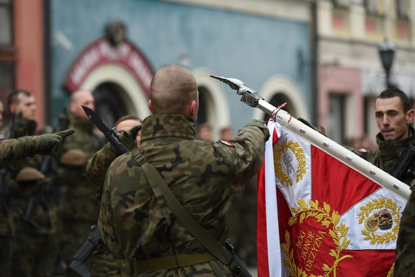 Na zdjęciu 80 nowych żołnierzy Wojsk Obrony Terytorialnej z Dolnego Śląska. W sobotę złożyli uroczystą przysięgę w Świdnicy