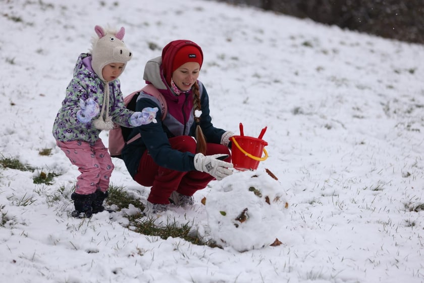 Zima zagościła we Wrocławiu. Właśnie spadł pierwszy śnieg...