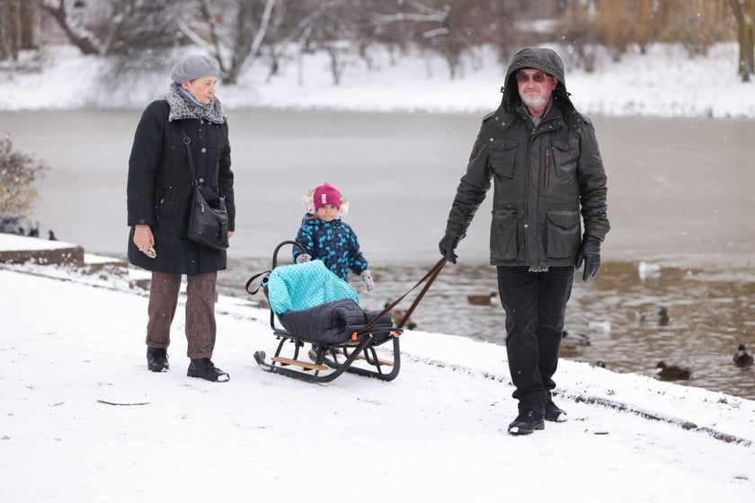 Zima zagościła we Wrocławiu. Właśnie spadł pierwszy śnieg...