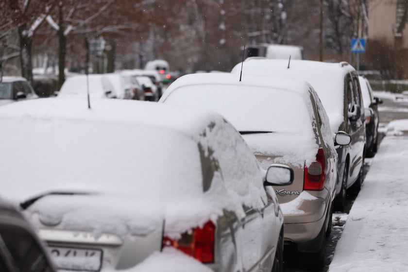 Zima zagościła we Wrocławiu. Właśnie spadł pierwszy śnieg...